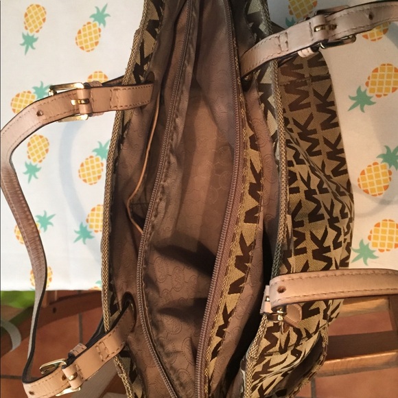 Michael Kors tote - Picture 4 of 5